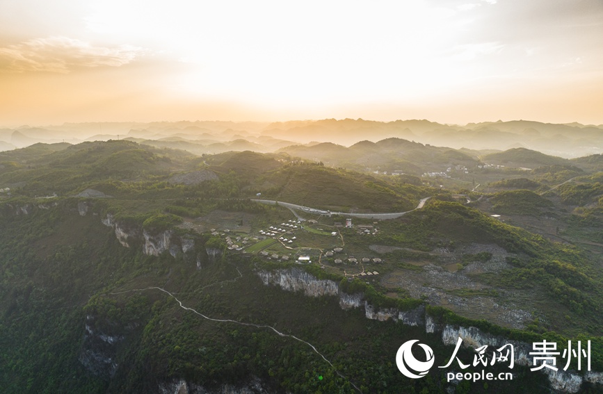 航拍夕陽下的化屋村露營基地。人民網(wǎng)記者 涂敏攝