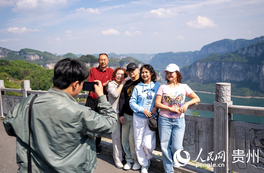 游客在化屋村觀景臺打卡拍照。人民網(wǎng)記者 涂敏攝