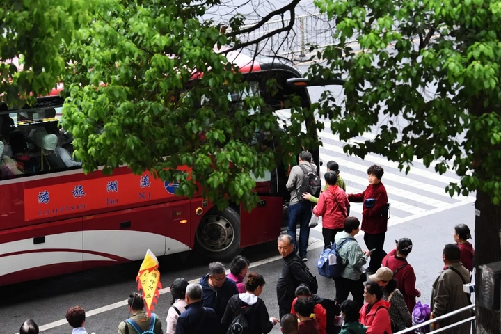 游客有序上車。趙松攝.jpg
