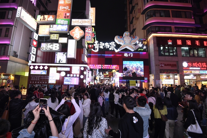 貴陽市南明區(qū)青云路步行街游人如織。圖片由南明區(qū)提供.jpg