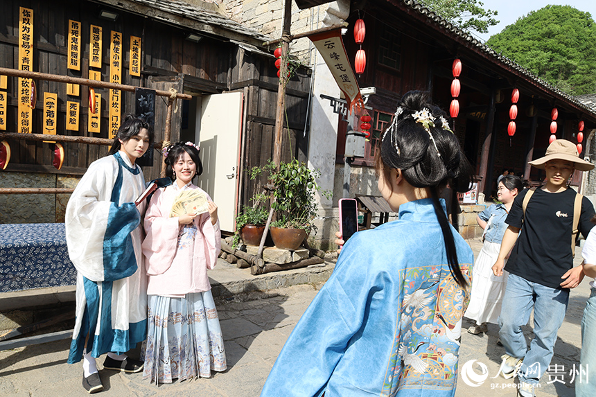 游客體驗(yàn)劇游。人民網(wǎng) 李麗萍攝