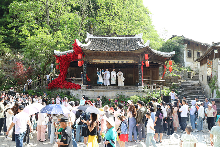 游客體驗(yàn)劇游。人民網(wǎng) 李麗攝