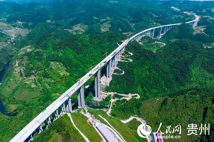 貴平高速南明河特大橋建設(shè)現(xiàn)場。人民網(wǎng)記者 涂敏攝