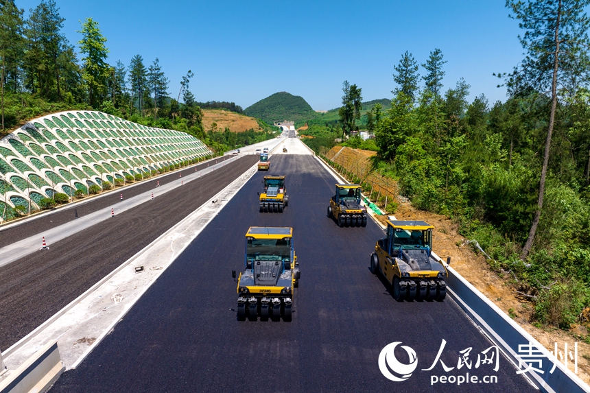貴平高速路面1標(biāo)K15段正在進(jìn)行瀝青下面層攤鋪施工。人民網(wǎng)記者 涂敏攝