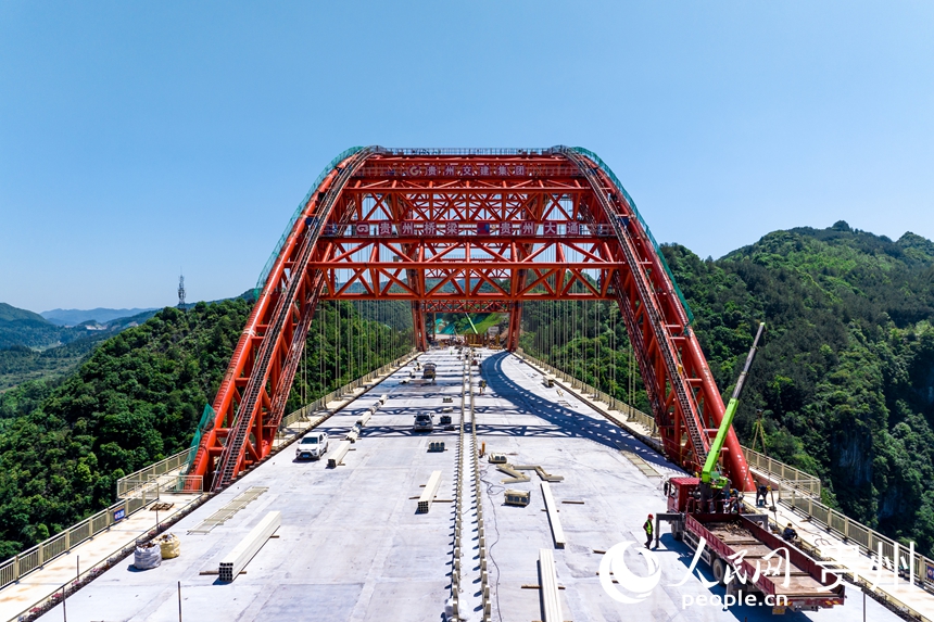 建設(shè)中的貴平高速馬場(chǎng)河特大橋。人民網(wǎng)記者 涂敏攝