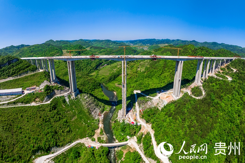 貴平高速南明河特大橋建設(shè)現(xiàn)場(chǎng)。人民網(wǎng)記者 涂敏攝