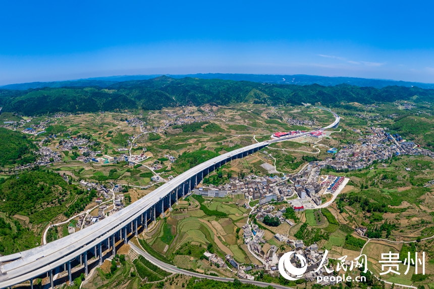 建設(shè)中的貴平高速。人民網(wǎng)記者 涂敏攝