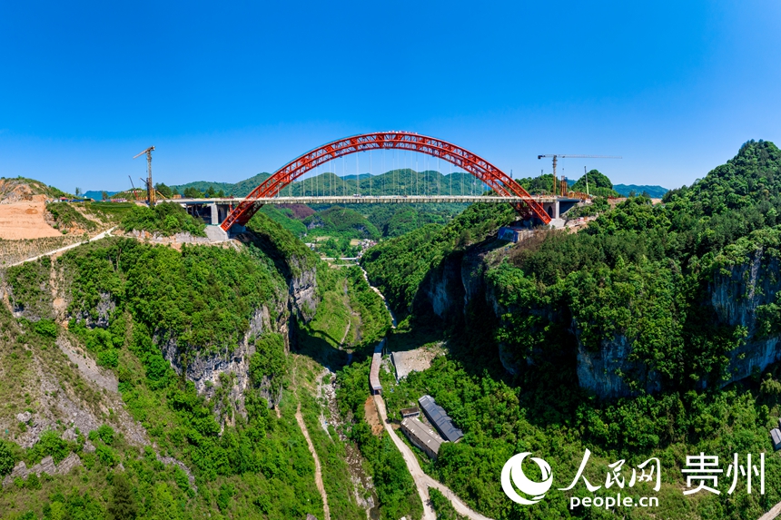 建設中的貴平高速馬場河特大橋。人民網(wǎng)記者 涂敏攝