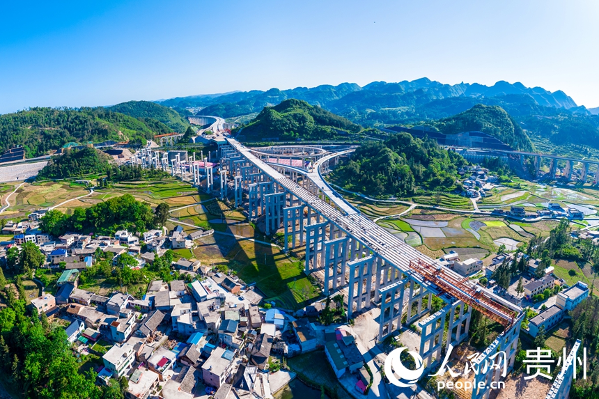 建設(shè)中的貴平高速底至特大橋及昌明樞紐。人民網(wǎng)記者 涂敏攝