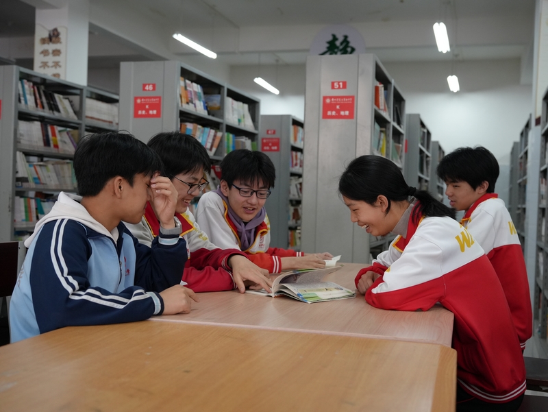 方證淇和同學(xué)們一起在圖書館學(xué)習(xí)。譚祖林?jǐn)z