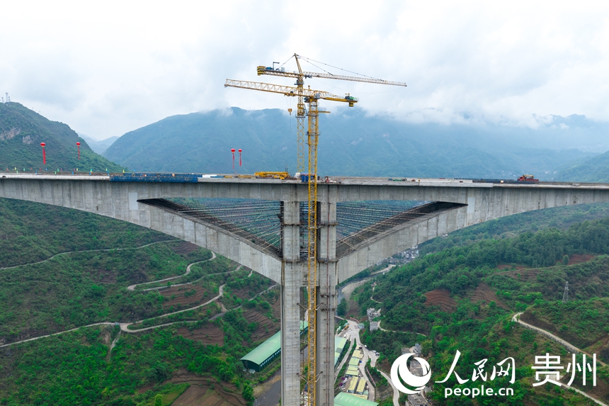航拍建設(shè)中的納晴高速六枝特大橋。人民網(wǎng)記者 涂敏攝