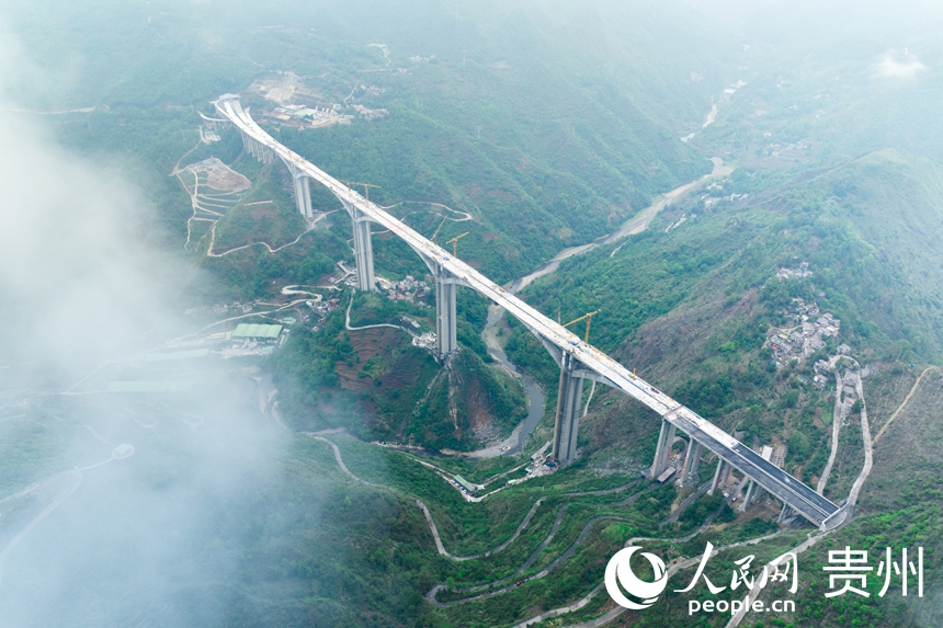 航拍建設(shè)中的納晴高速六枝特大橋。人民網(wǎng)記者 涂敏攝