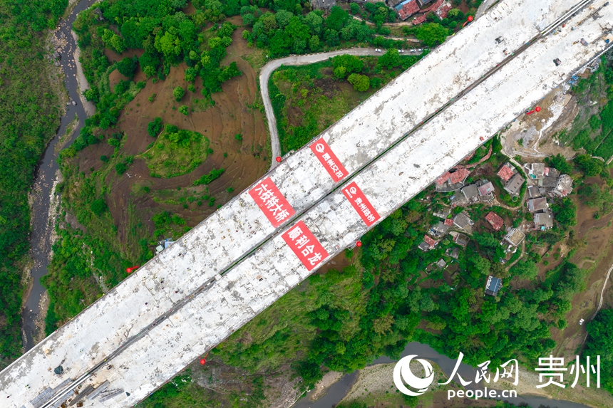 航拍建設(shè)中的納晴高速六枝特大橋。人民網(wǎng)記者 涂敏攝
