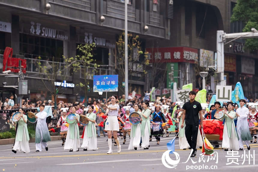 2025年貴州民族團(tuán)結(jié)大巡游現(xiàn)場。人民網(wǎng)記者 涂敏攝
