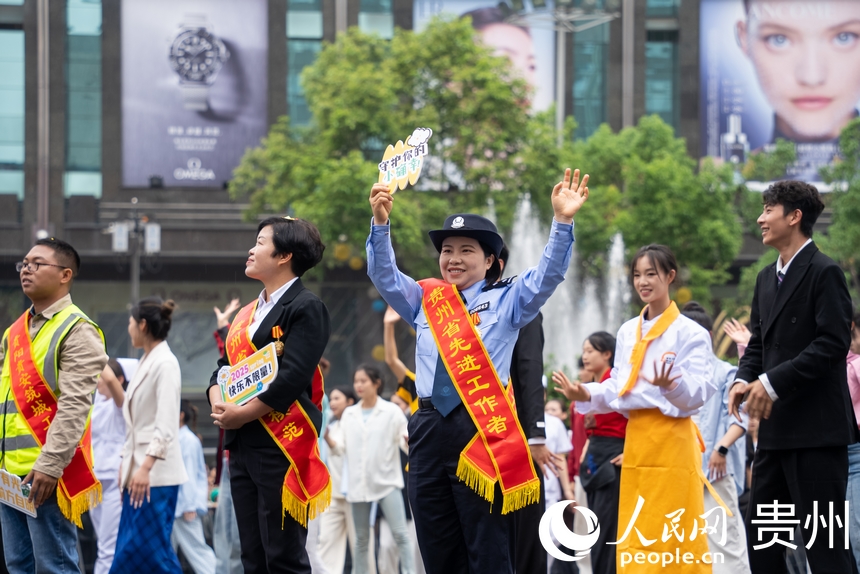 巡游現(xiàn)場不同職業(yè)代表組成的方陣。人民網(wǎng)記者 涂敏攝
