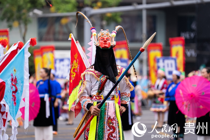 2025年貴州民族團(tuán)結(jié)大巡游現(xiàn)場的安順地戲展示。人民網(wǎng)記者 涂敏攝