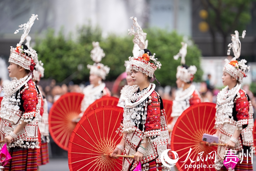 2025年貴州民族團結大巡游現(xiàn)場少數(shù)民族文化展示。人民網(wǎng)記者 涂敏攝