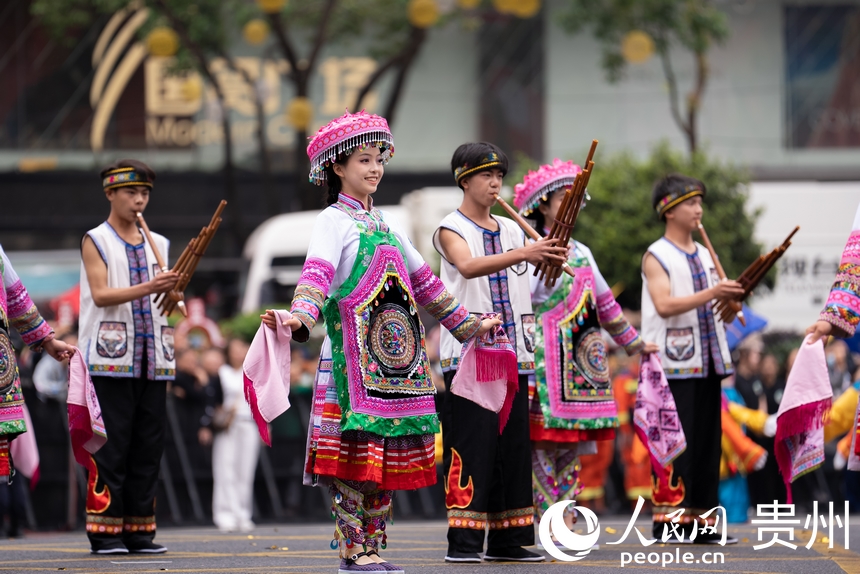 2025年貴州民族團(tuán)結(jié)大巡游現(xiàn)場(chǎng)少數(shù)民族文化展示。人民網(wǎng)記者 涂敏攝