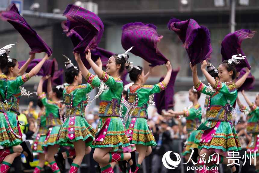 2025年貴州民族團(tuán)結(jié)大巡游現(xiàn)場(chǎng)少數(shù)民族文化展示。人民網(wǎng)記者 涂敏攝