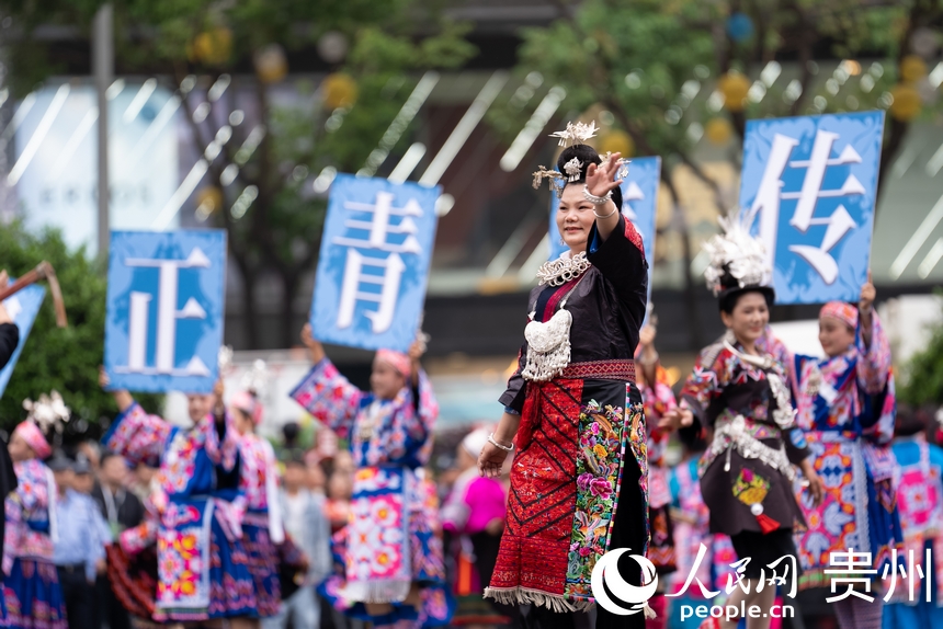 2025年貴州民族團(tuán)結(jié)大巡游現(xiàn)場少數(shù)民族文化展示。人民網(wǎng)記者 涂敏攝