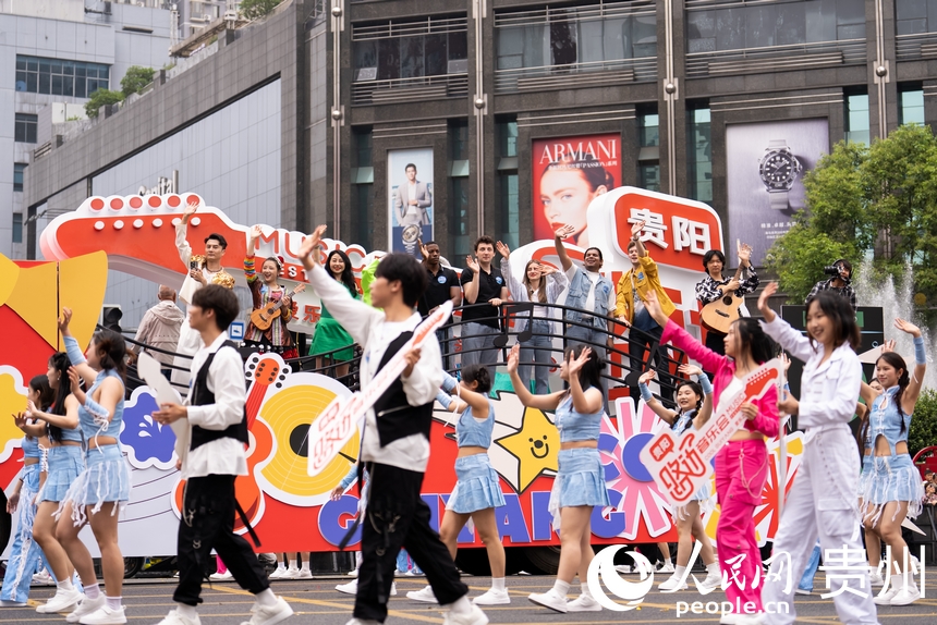 2025年貴州民族團(tuán)結(jié)大巡游現(xiàn)場(chǎng)。人民網(wǎng)記者 涂敏攝