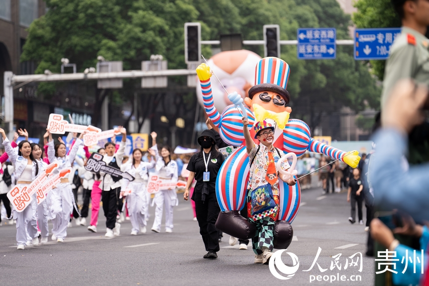 2025年貴州民族團(tuán)結(jié)大巡游現(xiàn)場。人民網(wǎng)記者 涂敏攝
