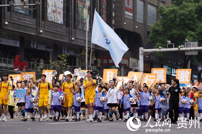 2025年貴州民族團結(jié)大巡游現(xiàn)場。人民網(wǎng)記者 涂敏攝