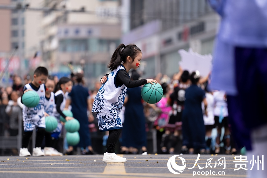 2025年貴州民族團結(jié)大巡游現(xiàn)場。人民網(wǎng)記者 涂敏攝
