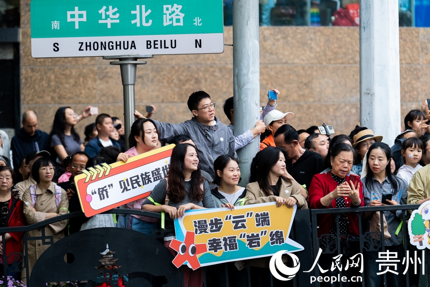 市民游客在現(xiàn)場(chǎng)觀看巡游。人民網(wǎng)記者 涂敏攝