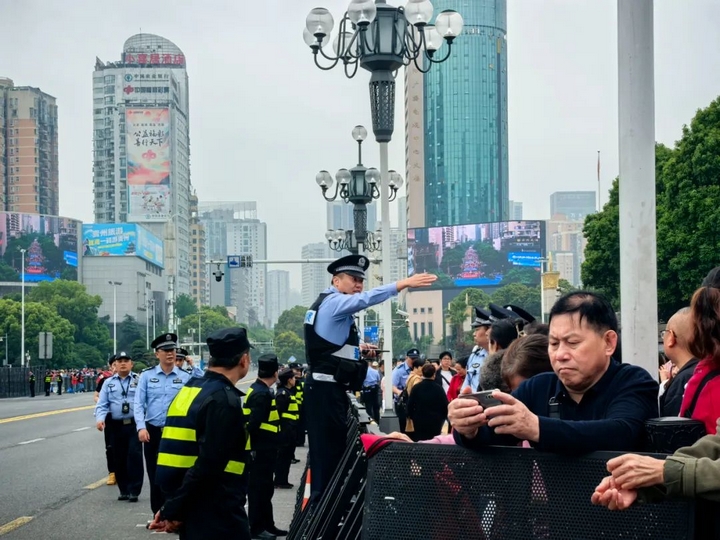 民族風(fēng)席卷貴陽 南明公安 “最強輔助” 護航萬人狂歡。