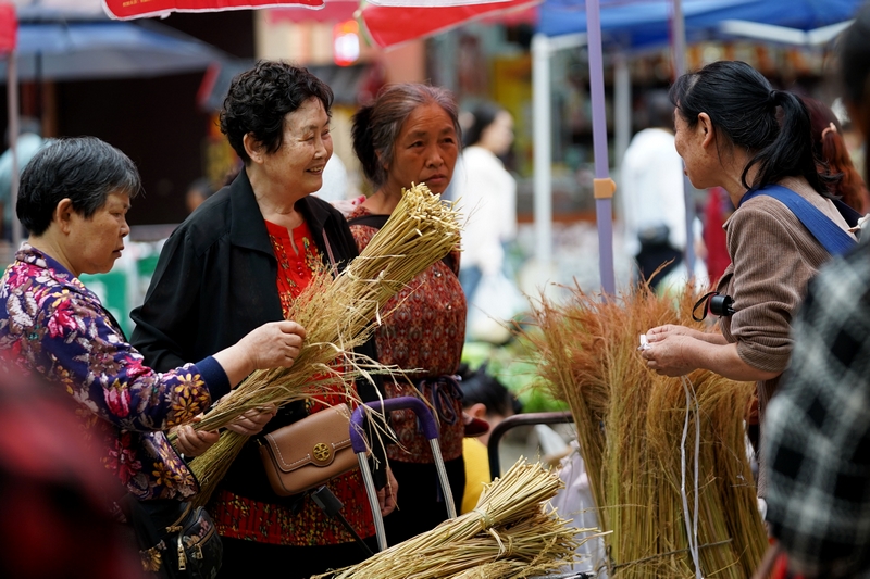 市民在農(nóng)貿(mào)市場的“朝夕攤位”購買農(nóng)產(chǎn)品。羅小春攝