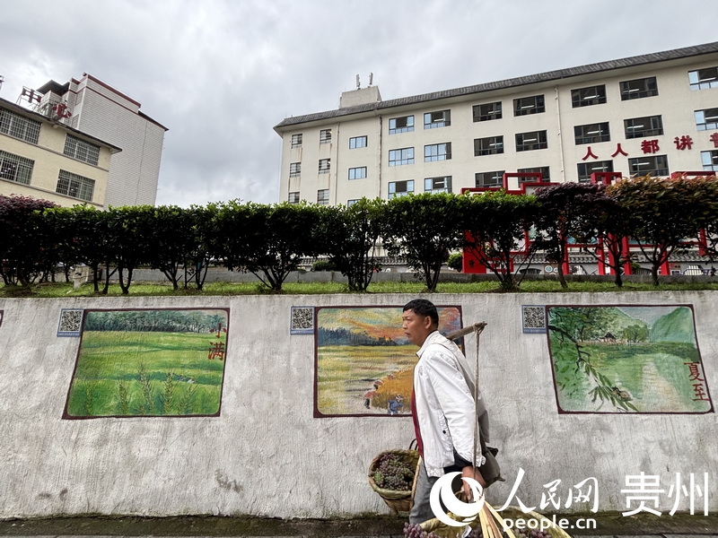 龍里縣街頭的墻繪。人民網(wǎng)記者 高華攝