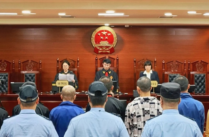 南明法院集中宣判一批危害社會(huì)治安重點(diǎn)案件。