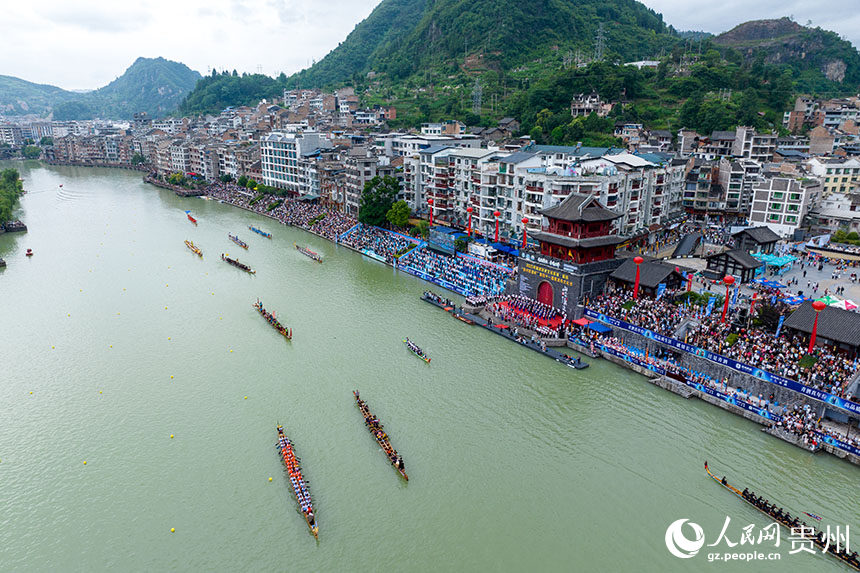 貴州鎮(zhèn)遠(yuǎn)第四十一屆賽龍舟文化節(jié)開幕式現(xiàn)場(chǎng)。人民網(wǎng)記者 涂敏攝