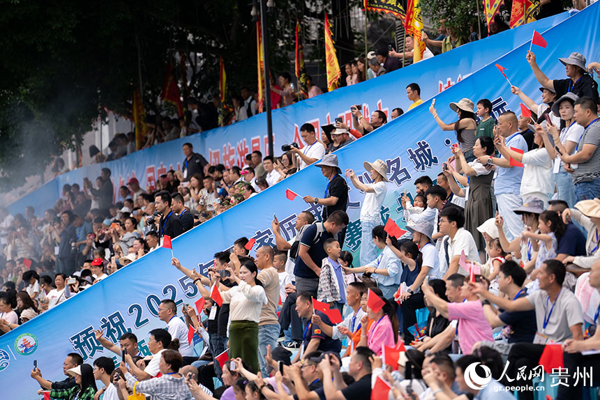 賽龍舟文化節(jié)開幕式現(xiàn)場(chǎng)。人民網(wǎng)記者 涂敏攝