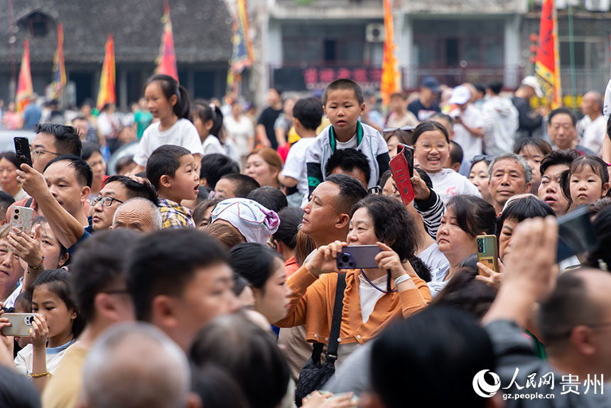 賽龍舟文化節(jié)的陸上游行現(xiàn)場。人民網(wǎng)記者 涂敏攝