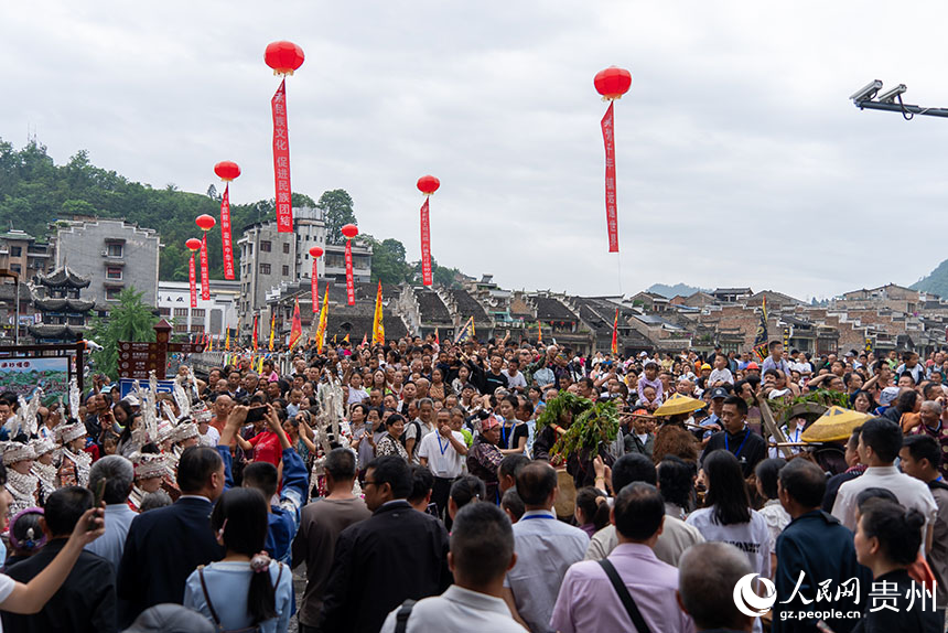 賽龍舟文化節(jié)的陸上游行現(xiàn)場。人民網(wǎng)記者 涂敏攝