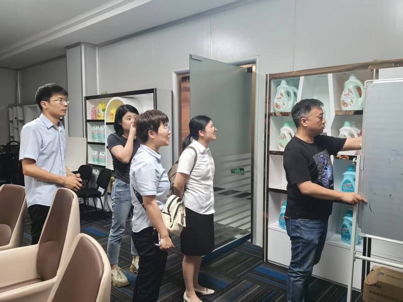 郵儲銀行工作人員走訪企業(yè)了解其產(chǎn)品。郵儲銀行貴州省分行供圖