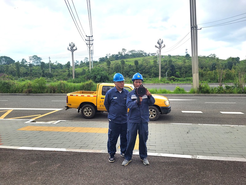 貴安供電局工作人員利用無人機、紅外測溫儀等智能化設備對電力線路進行巡檢?？椎聜z