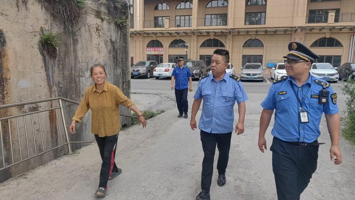 息烽縣綜合行政執(zhí)法局工作人員上門對(duì)住戶進(jìn)行清理亂堆亂放方面的宣講.jpg