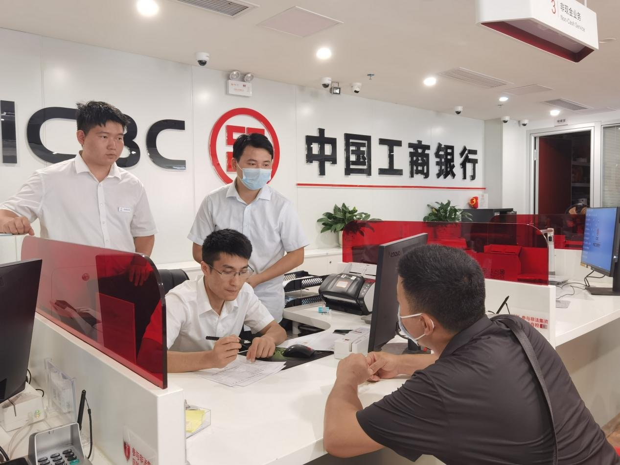 該行工作人員為受災(zāi)企業(yè)辦理續(xù)貸業(yè)務(wù)。