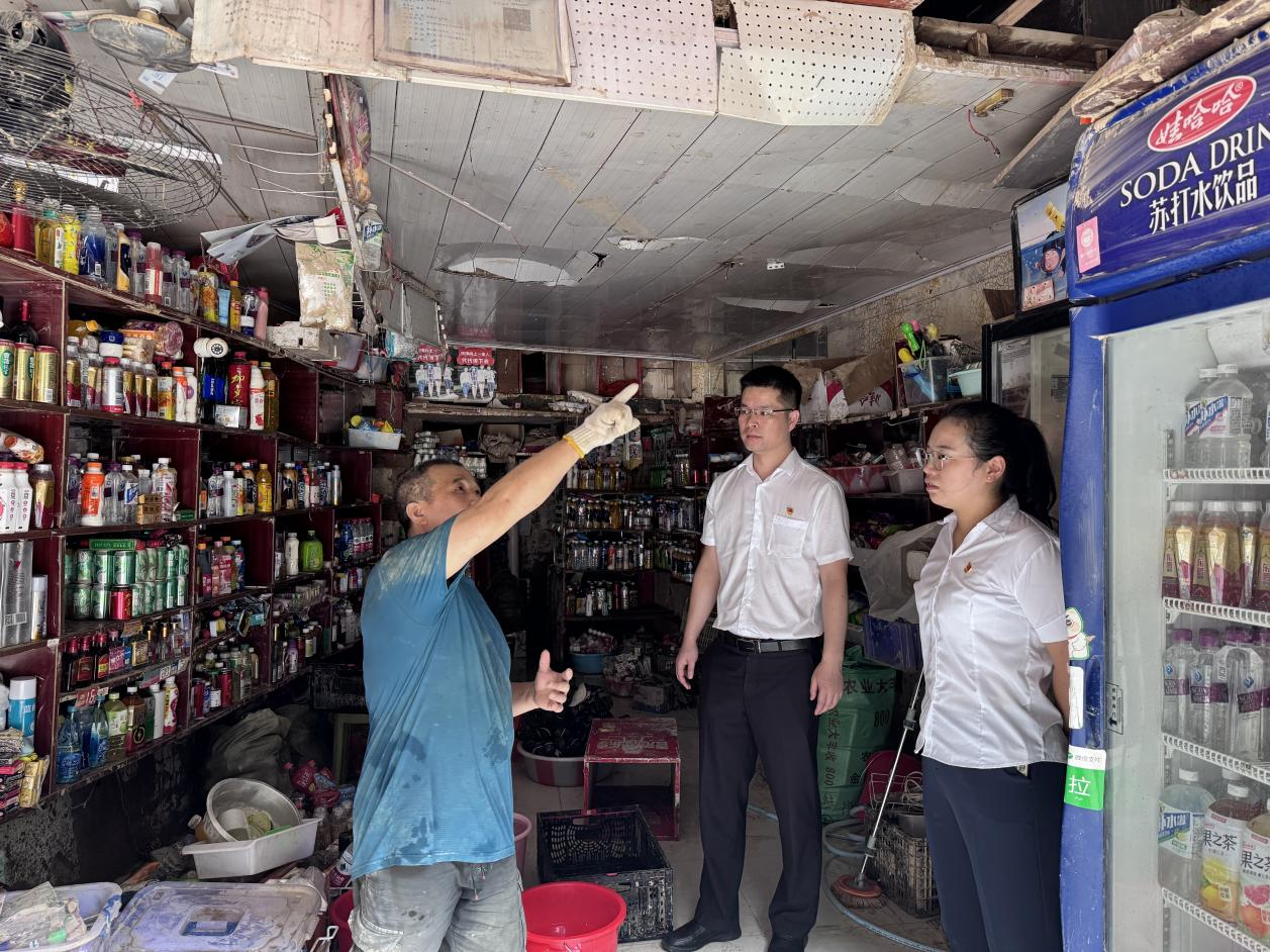 該行工作人員走訪問需受災(zāi)商戶。