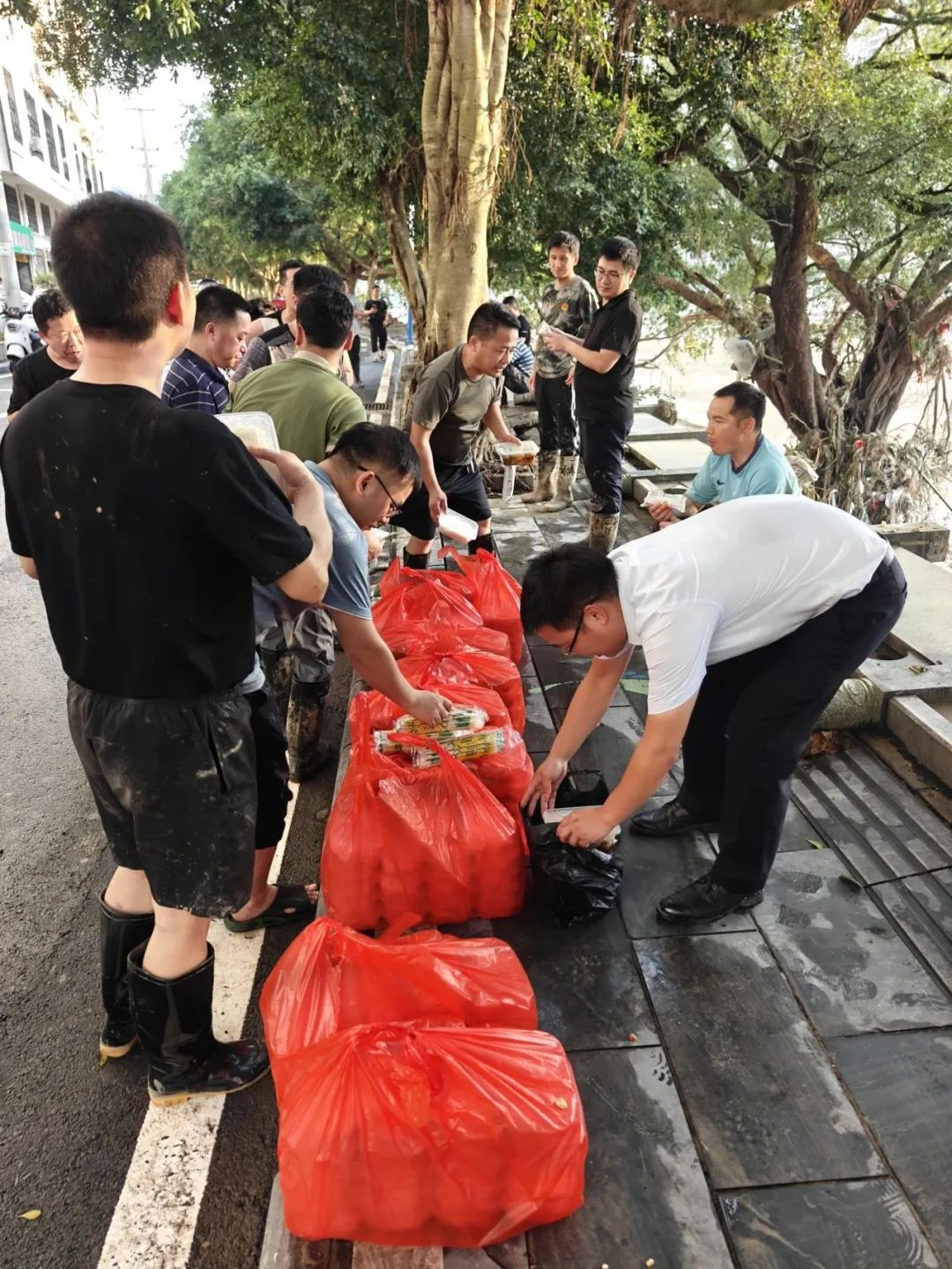 貴州銀行為災(zāi)區(qū)客戶進(jìn)行“一站式”服務(wù)并發(fā)放慰問(wèn)品。