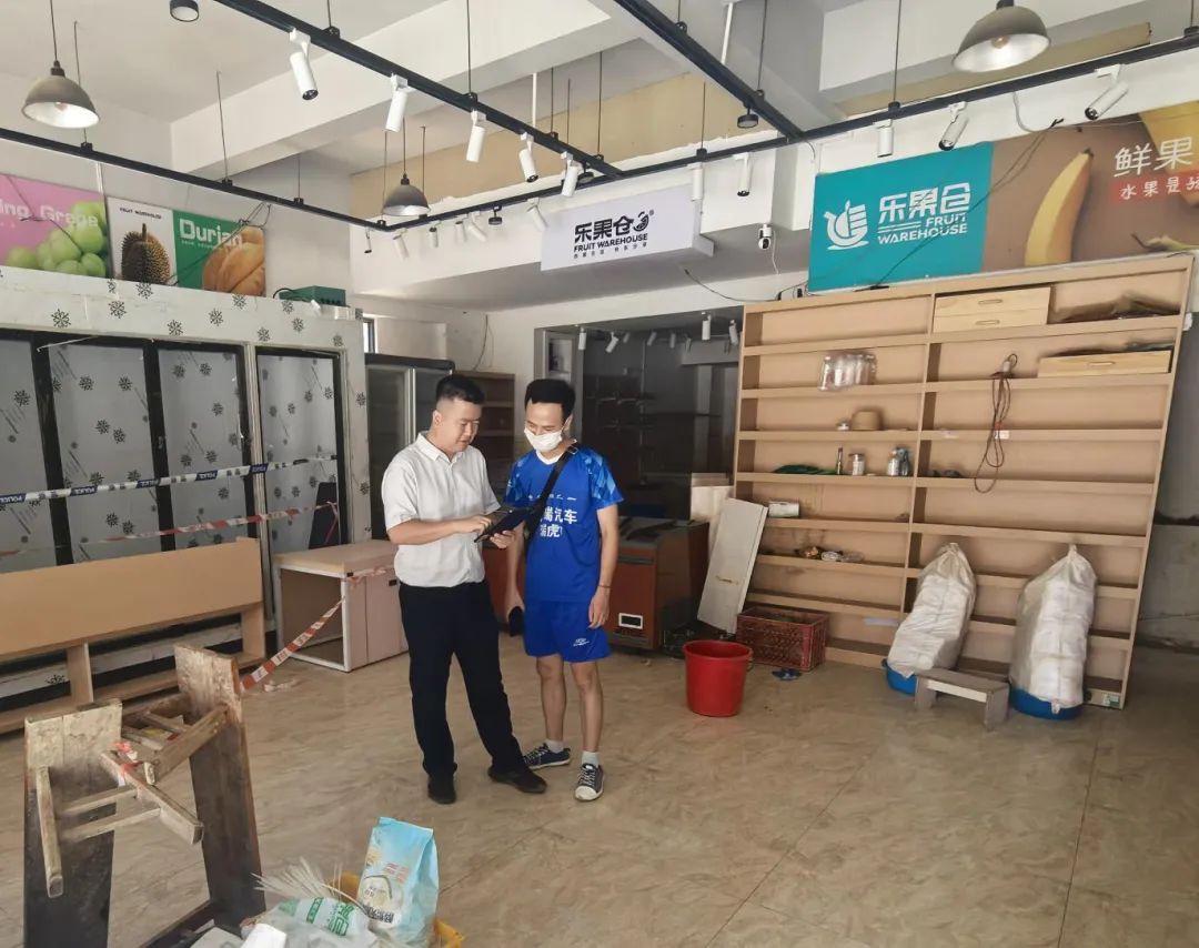 貴州銀行客戶經(jīng)理為客戶介紹利息減免政策并協(xié)助客戶辦理貸款。