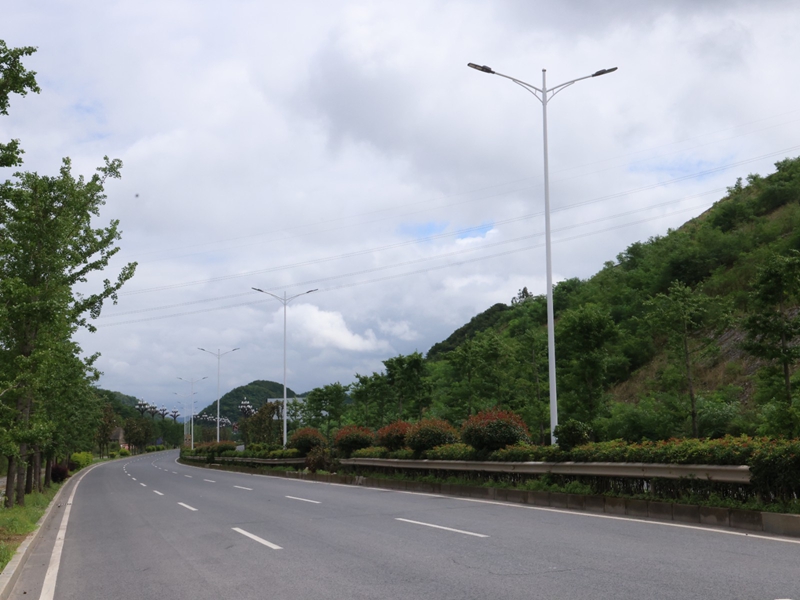 白龍路塘古塘橋至六道拐隧道道路。姜繼恒攝