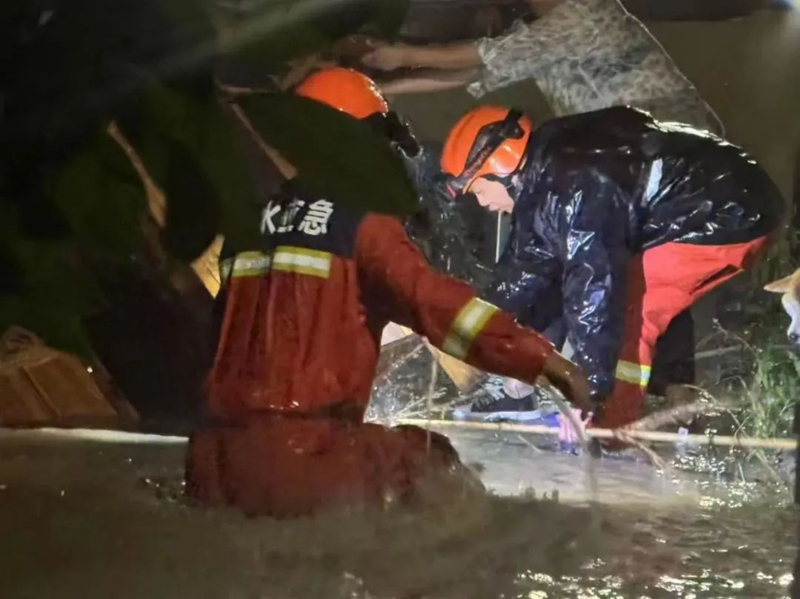 頂風(fēng)冒雨排險(xiǎn)情、保暢通、護(hù)民安。