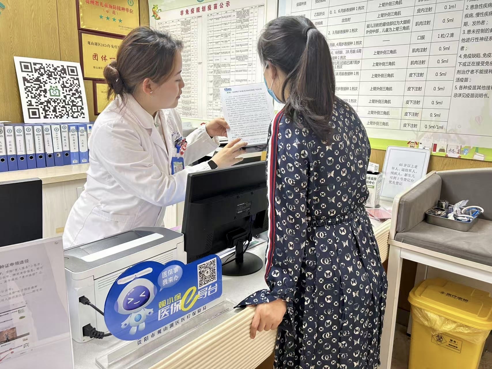 醫(yī)護(hù)人員給患者解讀醫(yī)保政策。