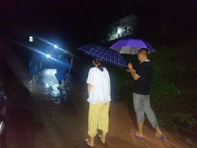 同民鎮(zhèn)黨員干部冒雨排查安全隱患。習(xí)水縣融媒體中心供圖