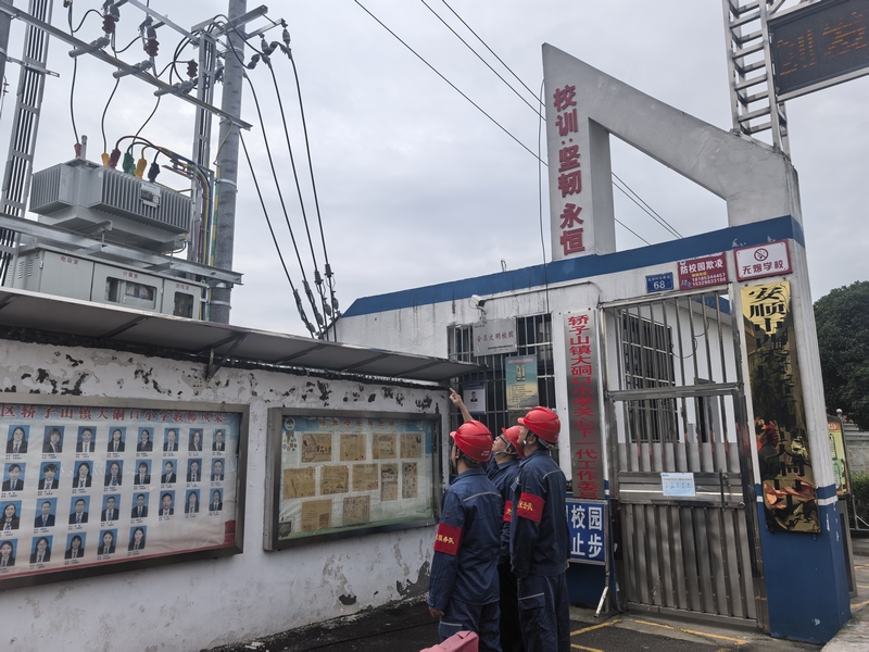 黨員突擊隊正對學校新建變壓器進行巡視登記。