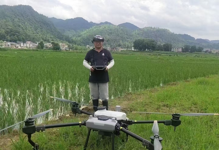 黃文華操縱無人機。